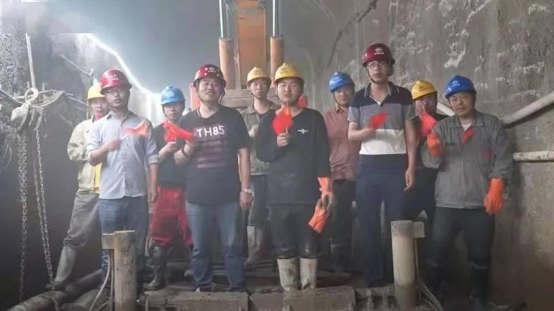 菊边依旧舞身轻